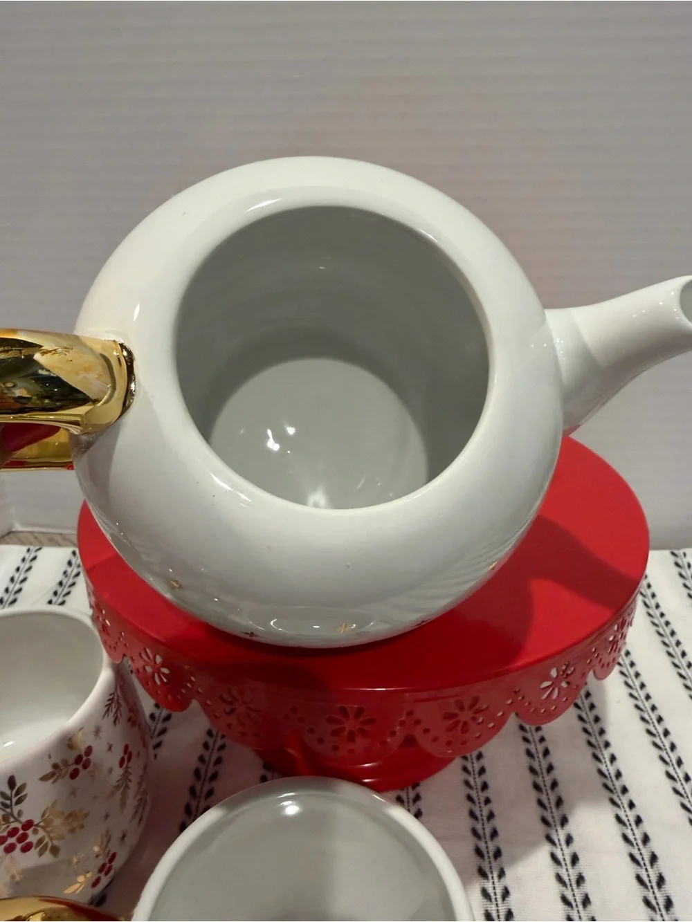 Harry And David Christmas Tea Pot And 2 Matching Cups Red & gold